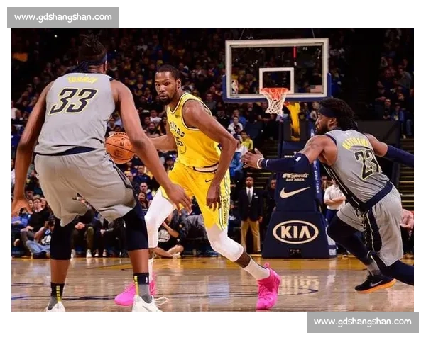 火箭队对阵雷霆队激战正酣 季后赛生死战精彩直播全程回放