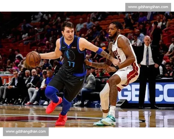 NBA小牛对决火箭西部强强碰撞谁能掌控比赛节奏笑到最后